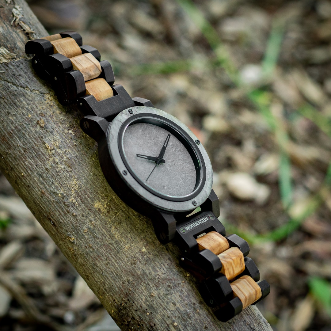 Reloj digital con correa de madera Cassius - Woodenson